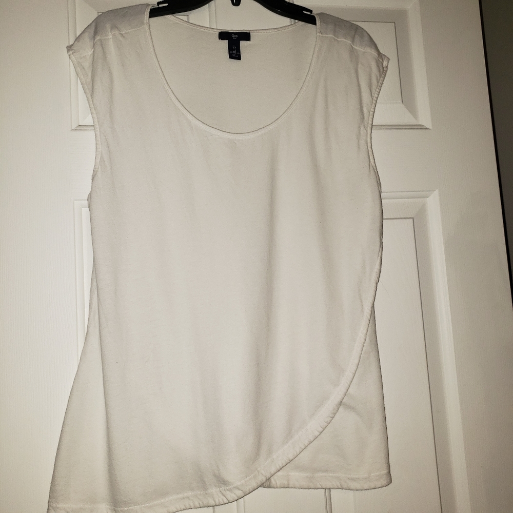 White sleeveless Gap shirt